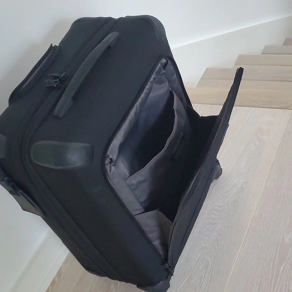 Tumi Continental Expandable 4-Wheel Carry-On Spinner Cabin Luggage